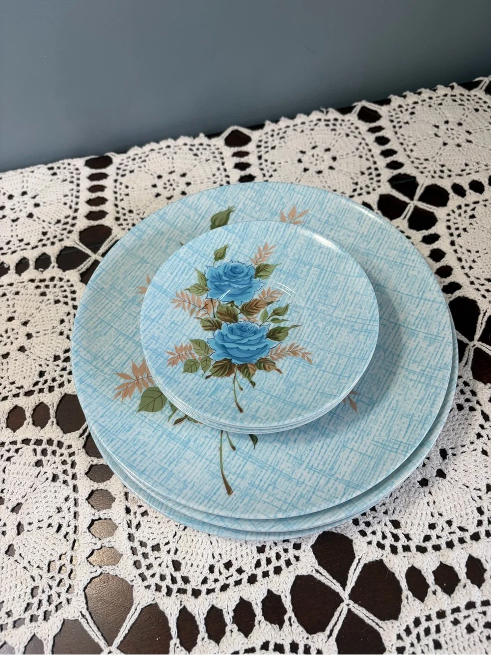 Vintage Retro Melamine Dinnerware Set of 4 Dinner/4 Small Plates Blue Roses